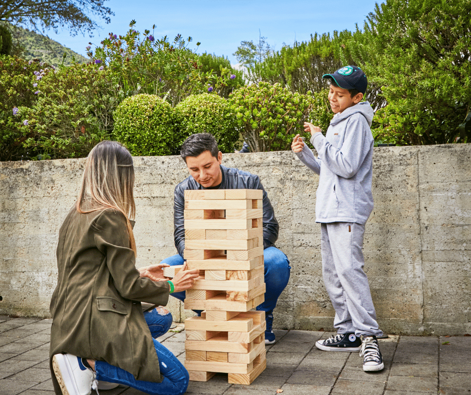 Juego de yenga a gran escala, Familia jugando yenga